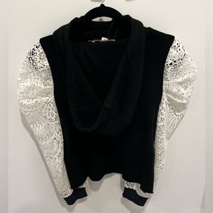 Alice + olivia jeans black pullover sweatershit white floral sleeves